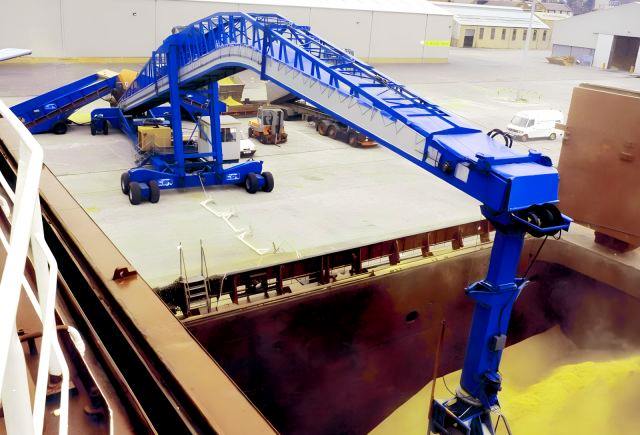 Судопогрузчик с изогнутой стрелой