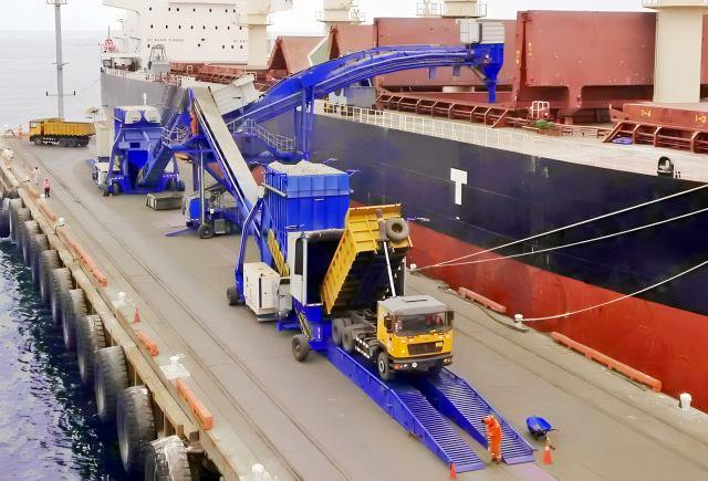 Судопогрузчик с изогнутой стрелой