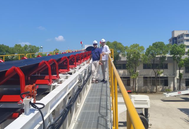 Полноколесный мобильный судопогрузчик